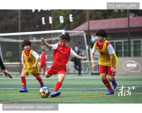 追逐足球明星的魅力与挑战女生们的热情与梦想