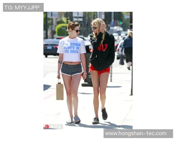 足球明星训练鞋时尚搭配女孩的运动魅力展现与风格解析